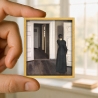Femme en noir de dos